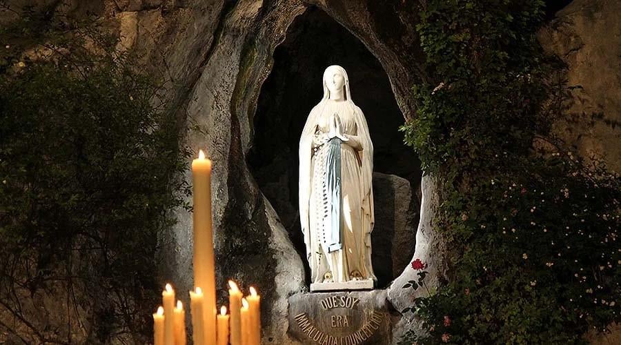 Imagen de referencia de la gruta y la estatua de Lourdes; material ilustrativo